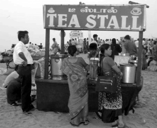 However makeshift and nondescript, tea stalls provide a space for women to meet and engage in dialogue. (Photo by Basia Kruszewska)