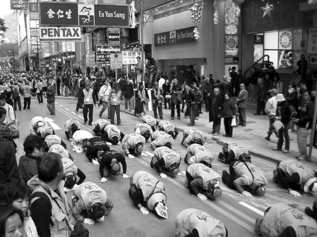 Source: Lo, Puck. (15 December 2005). “Farmers Procession Sways Hearts and Minds at WTO Protests in Hong Kong.” URL:http://www.indybay.org/newsitems/2005/12/15/17906361.php