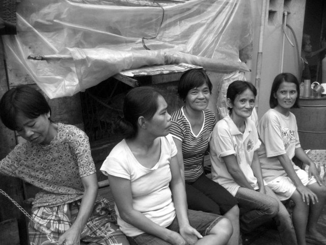 Every space is conducive for weaving and sharing stories, whether personal or political. Afternoon conversations have been one of the many ways for women and other informal settlers in Del Pan to cope with the food and other crises.